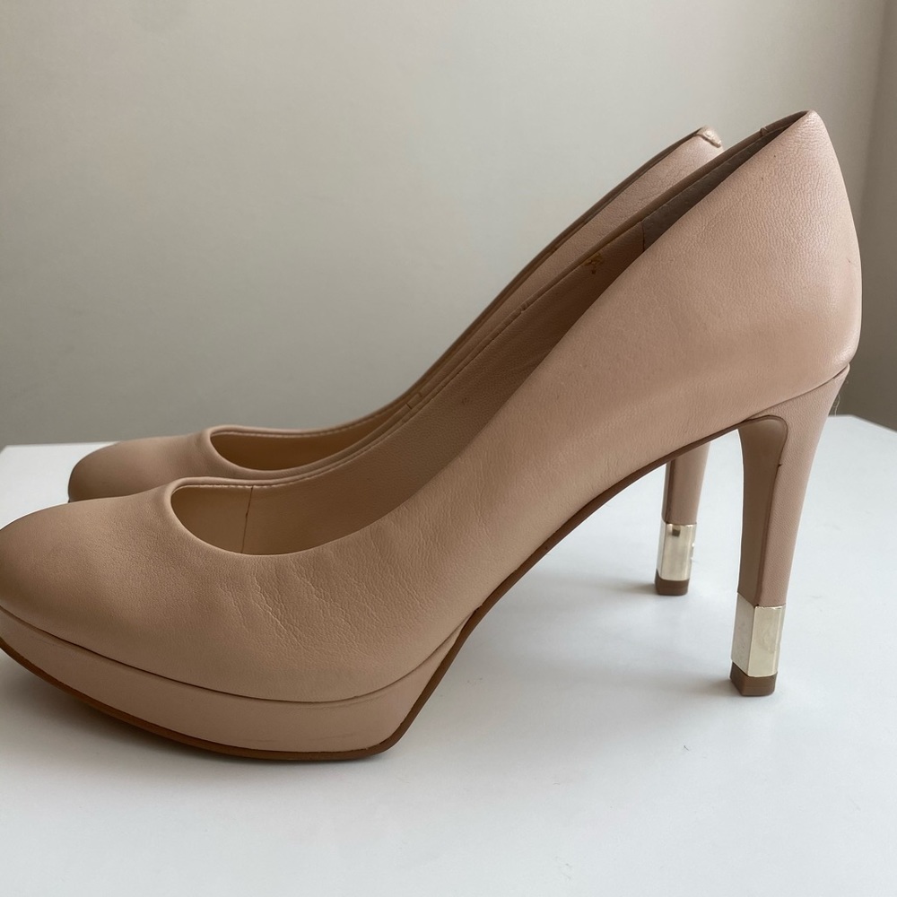 Guess pumps